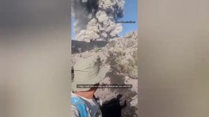 Двое альпинистов погибли, 20 человек заблокированы при извержении вулкана в Индонезии.

Столб пепла