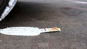 APLASTANDO Cosas Crujientes y Suaves con la Rueda de un Coche