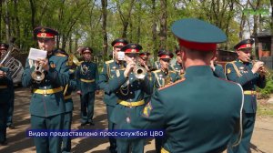 В Самаре военнослужащие ЦВО провели персональный парад для ветерана Владислава Бута