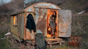 Одинокая ночь в заброшенном трейлере. Девушка одна в дикой природе.