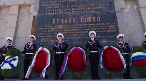 В китайском Даляне почтили память советских воинов и провели шествие «Бессмертного полка».