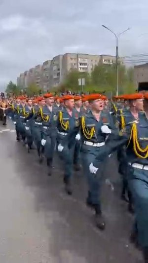 Парадное шествие ко Дню Победы на аллее Славы Спасателей