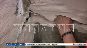 Многоквартирный дом, рядом с которым коммунальщики две недели сливали паводковые воды, треснул