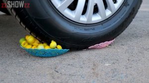 Aplastando Cosas Crujientes con el Coche_ Experimento_ Clavos VS Rueda de Coche