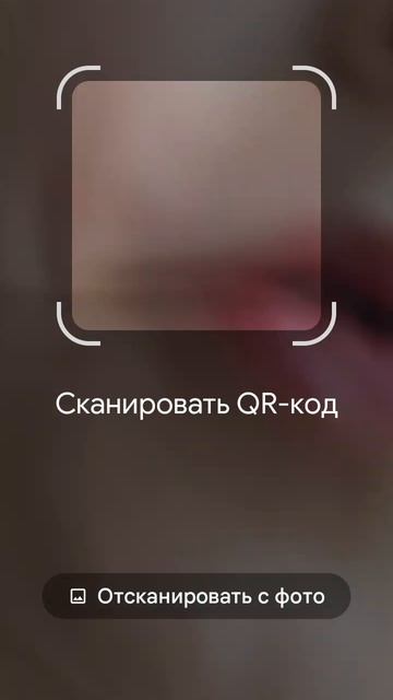 Маруся залезла на холодильник