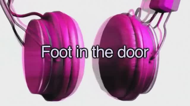 foot in the door — американский английский, сленг и идиомы