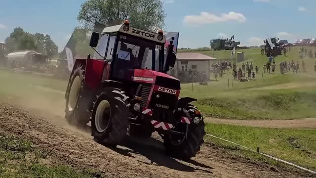 Тракторная битва: мощь и скорость