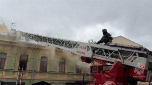Тушение пожара в административном здании на Пятницкой улице сняли на видео.