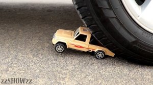Aplastando Cosas Crujientes y ORBEEZ con la Rueda de un Coche
