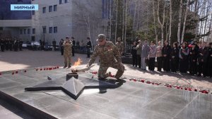 Мирнинские юнармейцы заступили на почётный караул Вахты памяти у Вечного огня