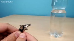 САМЫЙ МАЛЕНЬКИЙ револьвер в мире! Он реально стреляет!