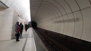 Метро Москвы красивая станция и поезд метро Номерной 81-717/714 и Москва 81-765/766/767