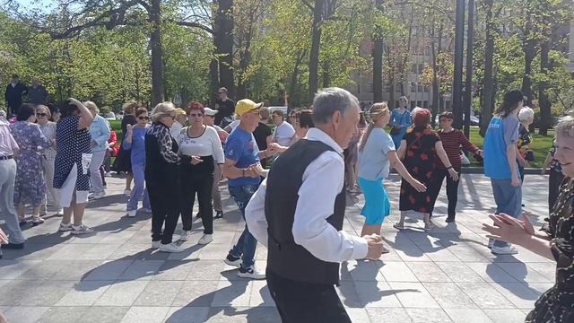А МНЕ ВСЁ ФИОЛЕТОВО ТАНЦЫ ХАРЬКОВ МАЙ 2026 смотреть онлайн