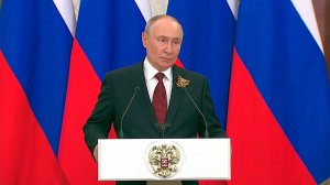 Владимир Путин общается с представителями СМИ по итогам переговоров в День Победы.