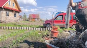 Первые работы на даче. Много домов на даче.