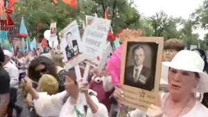 Под «Катюшу» и скандирование «Ура!» шествие «Бессмертного полка» прошло в Алма-Ате.