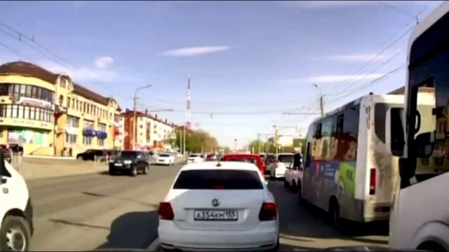 Белый джип едет по правилам скорой