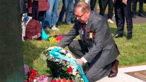 Посол России в Лондоне Андрей Келин возложил венок к Советскому военному мемориалу.