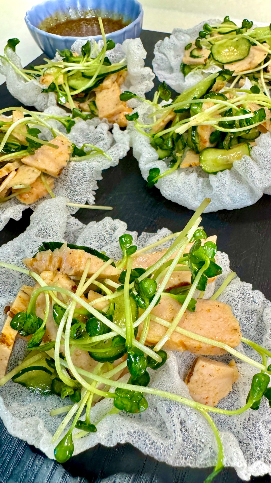 Яркая,порционная,вкусная закуска-рисовые чипсы и салат!