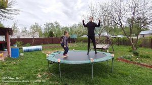 прыгаем на батуте с другом на даче.(часть 1)