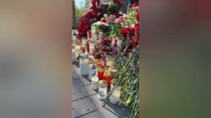 И Таллин помнит... Несут люди цветы к памятнику героя освободителя! Не смотря на запрет властей.