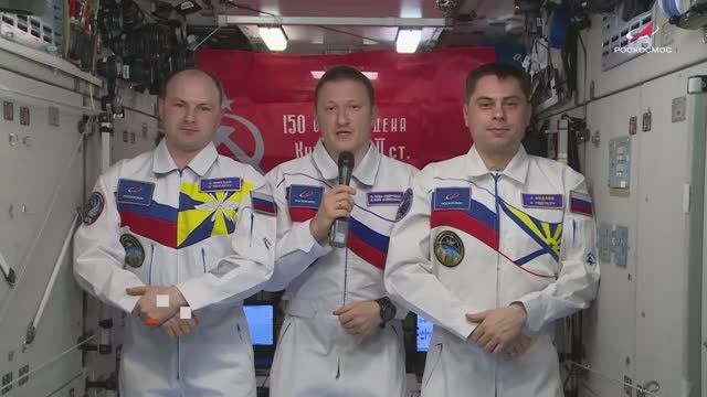 Космонавты Роскосмоса поздравляют с Днём Победы с борта МКС