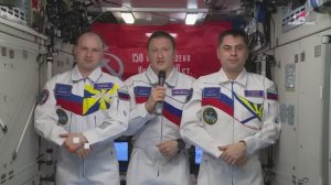 Космонавты Роскосмоса поздравляют с Днём Победы с борта МКС