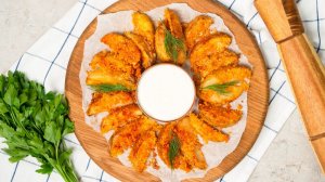 Картофель по-деревенски с сырным соусом в духовке