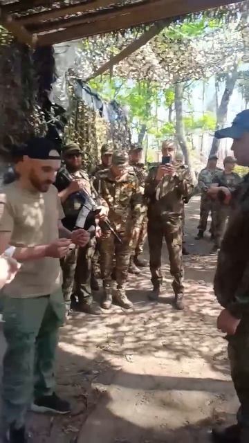 «Кёфер», прямо на передовой, вручил государственные и ведомственные награды бойцам смотреть онлайн