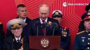 Путин поздравил россиян и гостей Парада с Днем Победы