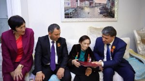 В преддверии праздника мэр города посетил ветерана Валентину Оверину