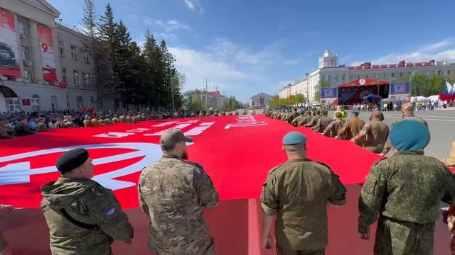 Громкими аплодисментами жители встретили Знамя Победы, которое пронесли по площади ветераны СВО.