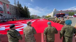 Громкими аплодисментами жители встретили Знамя Победы, которое пронесли по площади ветераны СВО.