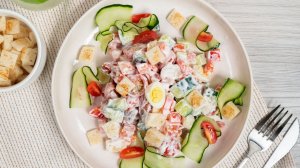 Салат с семгой и сухариками