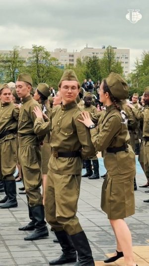 80 студентов РУДН из 24 стран танцуют вальс Победы