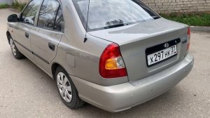 хендай Акцент (на заднем фоне работает дизельный БМВ)это его звук