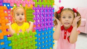 Алиса и её подруга играют с игрушечными кубиками