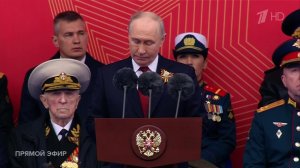 Владимир Путин поздравил участников парада с Днем Победы и назвал его священным праздником.