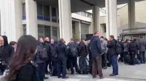 Журналисты собираются у пресс-центра для освещения парада Победы в Москве,