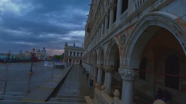 Прогулка по Венеции ранним утром под дождем 🌧️ Пешеходная экскурсия в формате 4K