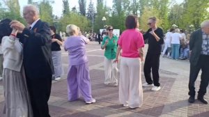 9 мая.Голуби целуются...