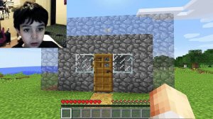 МЕДЛЕННО УМЕНЬШАЮ ЕГО ДОМ, ПОКА ОН НЕ ЗАМЕТИТ! Троллинг Игроков на Своём Сервере в Майнкрафт!