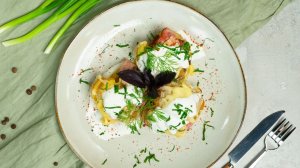 Картофель с беконом, сыром и сметаной в духовке