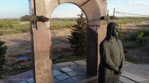 Памятник матери, у которой война забрала всех девятерых сыновей / посёлок Алексеевка, Самарская обл.