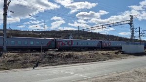 Пассажирский поезд со стороны
