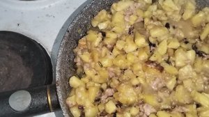 Жареная картошка с тушёной свининой на обед