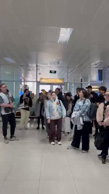 "Смуглянка". Флешмоб Симфонического хора Филармонии Якутии в аэропорту Якутска в честь 9 мая.