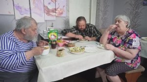 Вкусно кушаем Всей дружной семьёй Мойву с овощами и рагу с свининой ПОДВАЛ ИЛЬИЧА вкусная еда