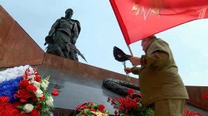 Тысячи людей шли сегодня к мемориалу Советскому солдату подо Ржевом.