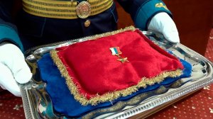 Андрей Воробьев передал Золотую звезду Героя РФ родственникам легендарного летчика Николая Терехина.